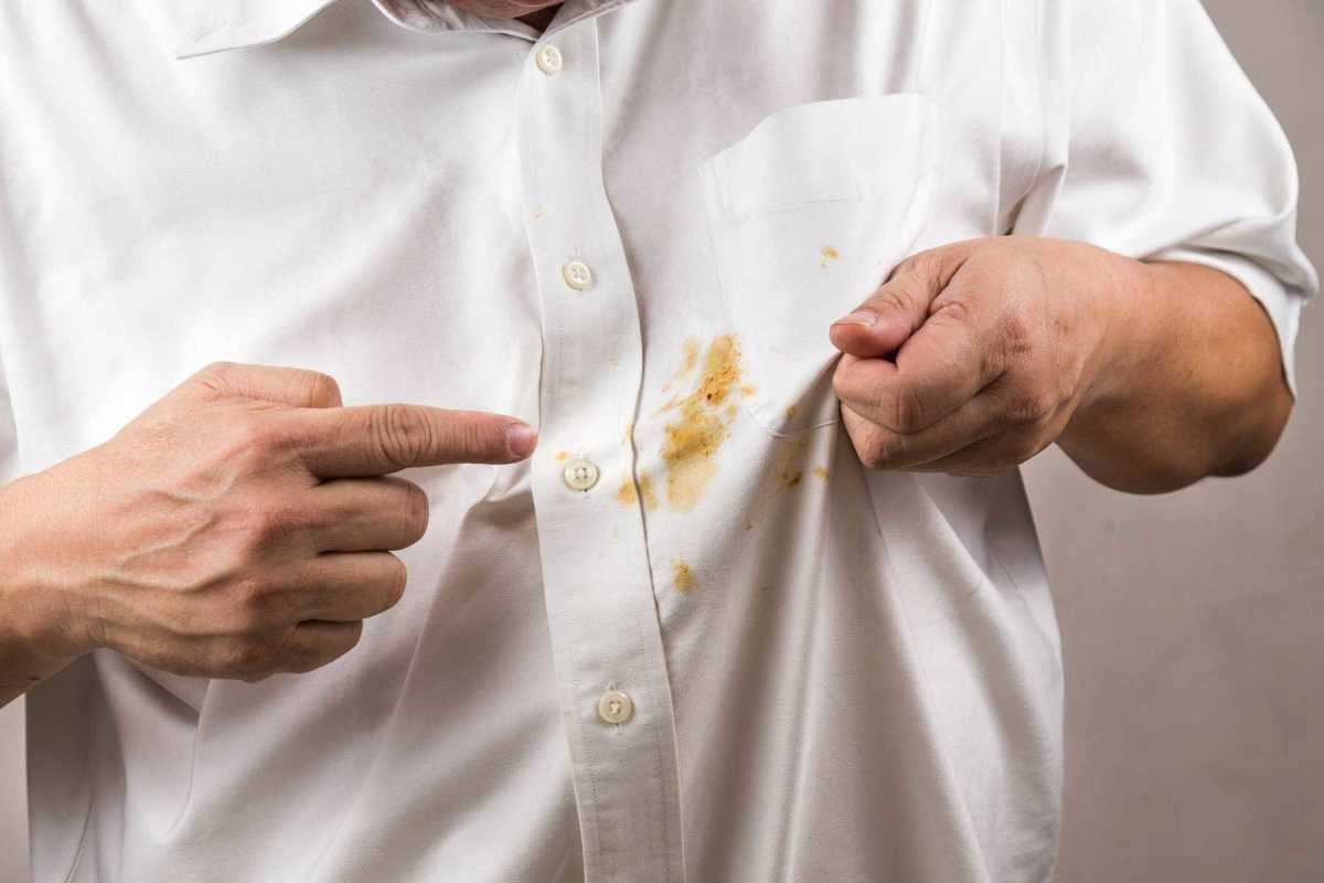 Không cẩn thận trong quá trình ăn uống có thể làm bẩn quần áo