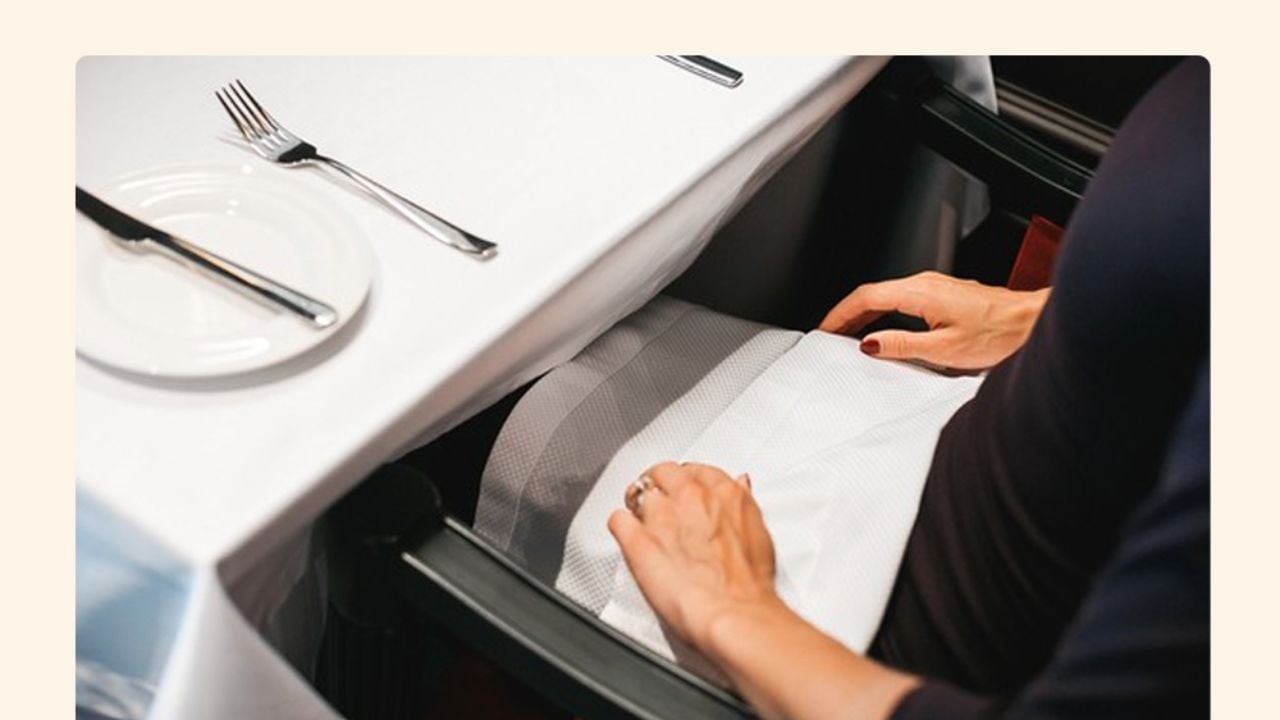 Đặt khăn giấy lên quần áo để tránh dính dầu mỡ