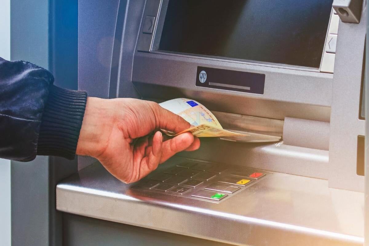 Xếp ngăn nắp tiền và tháo dây chun trước khi đặt tiền vào khe nhận tiền của cây ATM