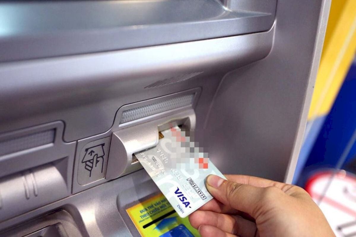 Đưa thẻ vào khe nhận thẻ của cây ATM