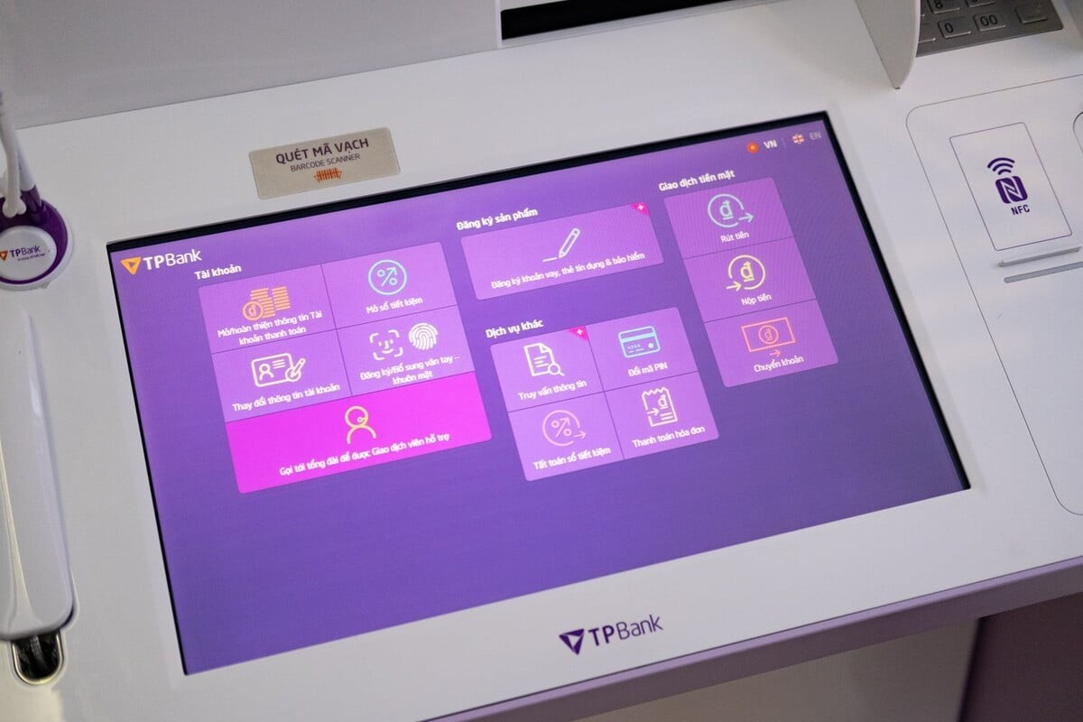 Chọn chức năng Nạp tiền (Nộp tiền) trên màn hình hiển thị của cây ATM