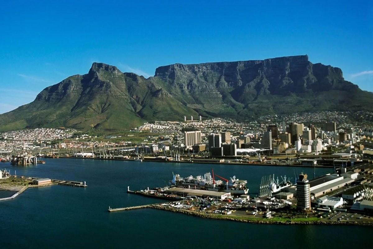 Núi Bàn nằm trong thành phố Cape Town