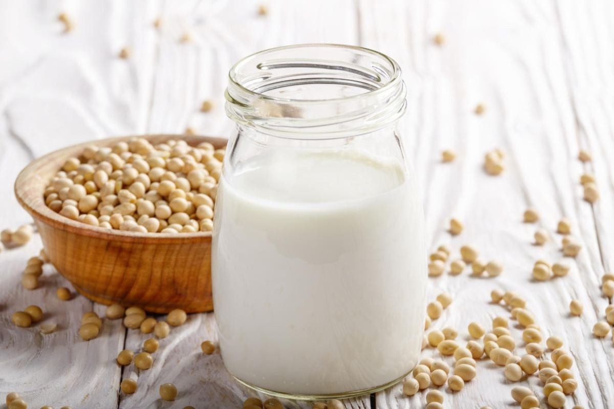 Bạn nên uống sữa đậu nành trước bữa ăn và trước khi đi ngủ