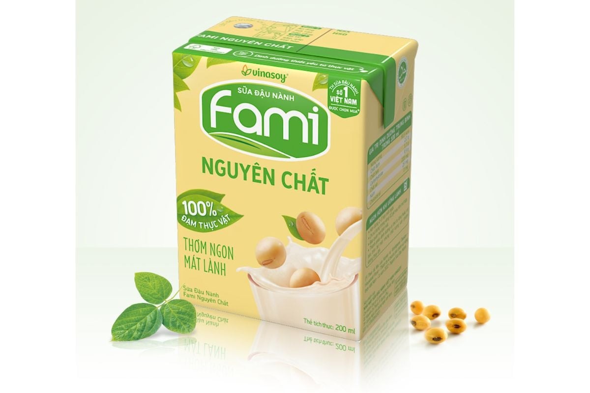Sữa đậu nành Fami nguyên chất cung cấp dinh dưỡng có lợi cho cơ thể như protein, chất béo, chất xơ 