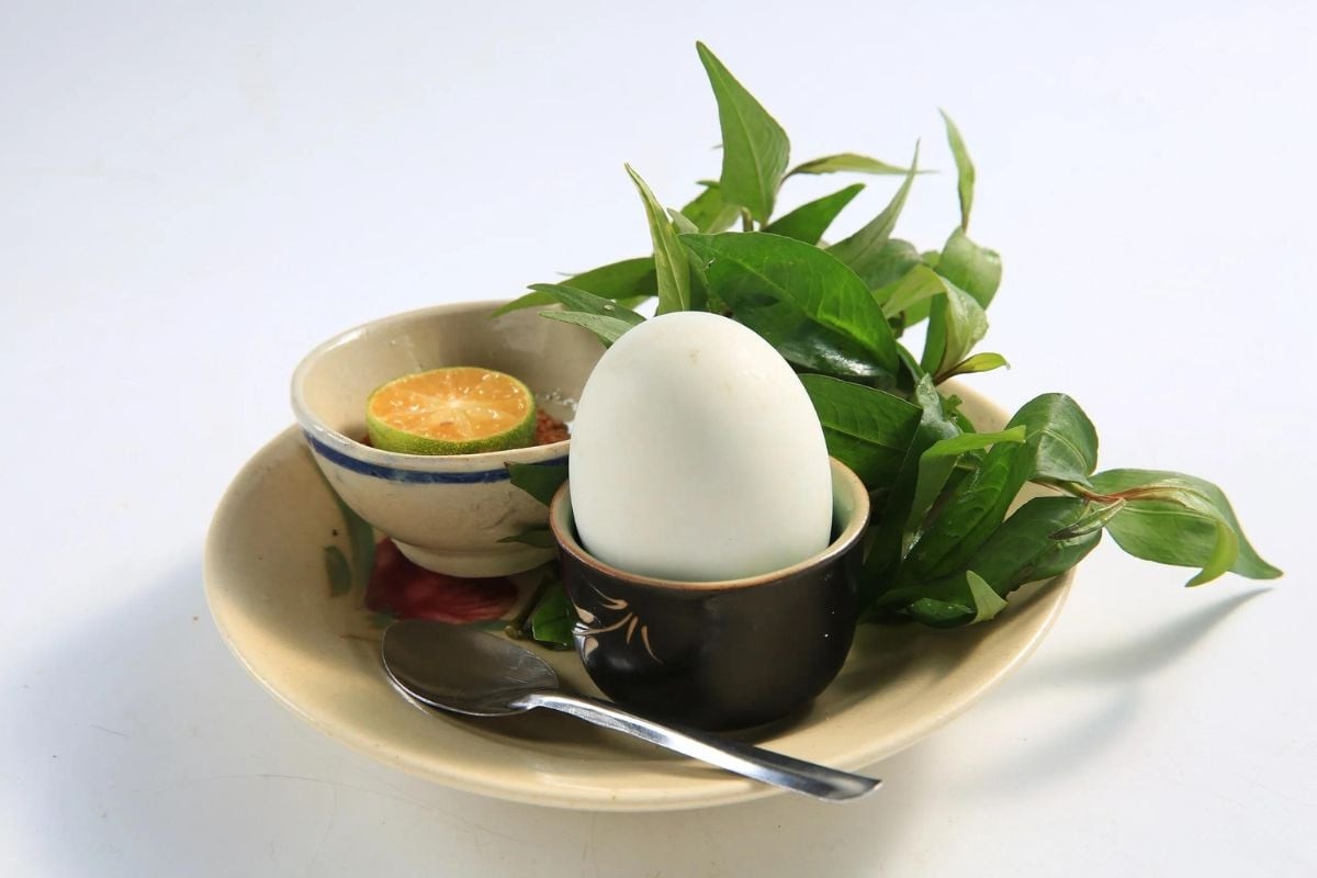 Bạn chỉ nên ăn trứng vịt lộn 1 quả/lần và một tuần từ 1 đến 2 lần
