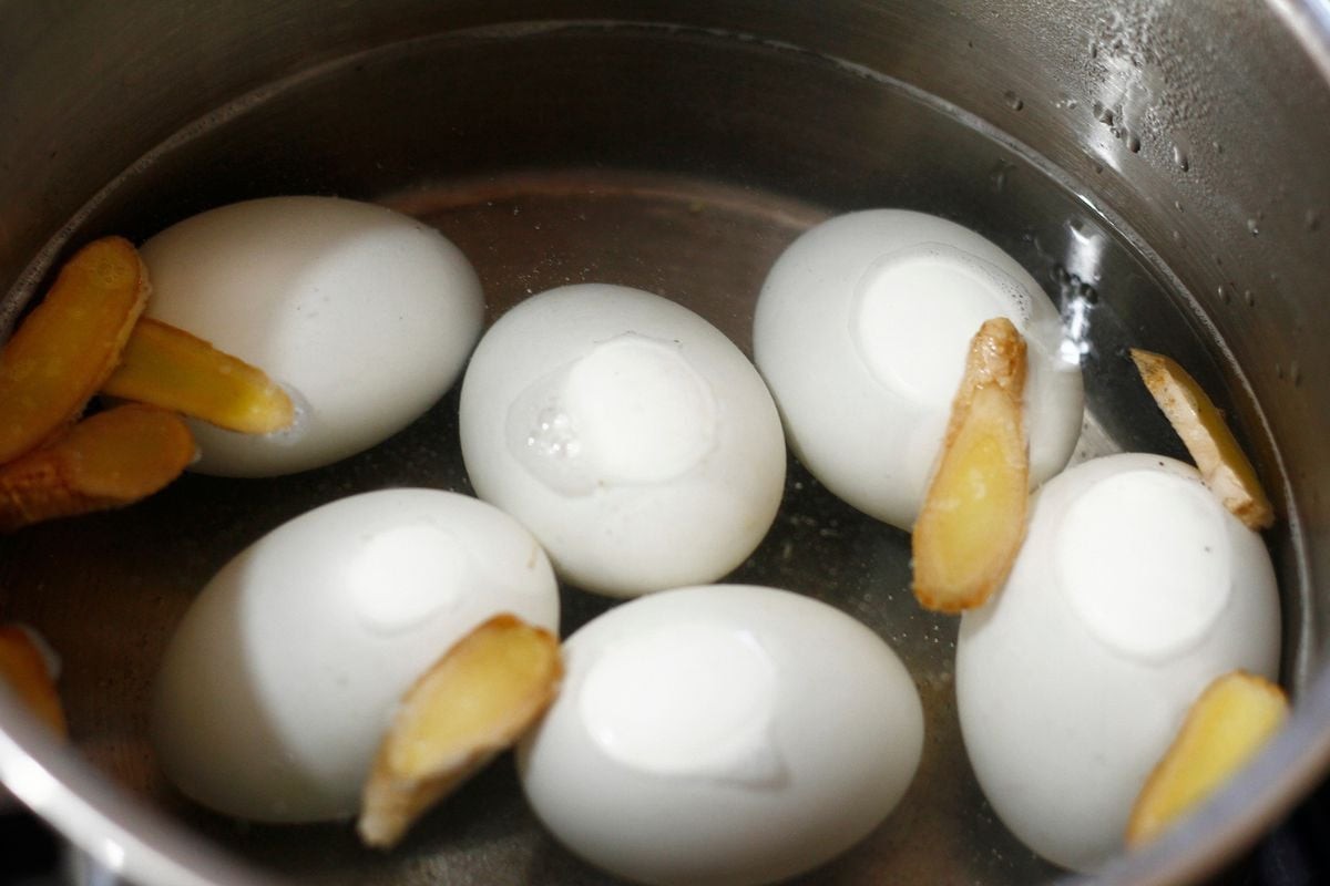 Bạn nên thả trứng vào nồi khi nước còn lạnh, sau đó đun thêm 15 phút từ khi nước sôi