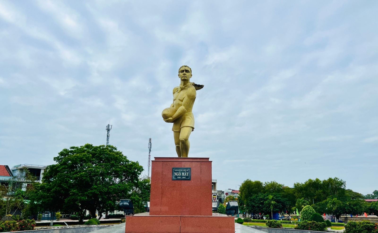 Tượng đài của anh hùng chiến sĩ Ngô Mây tại Bình Định