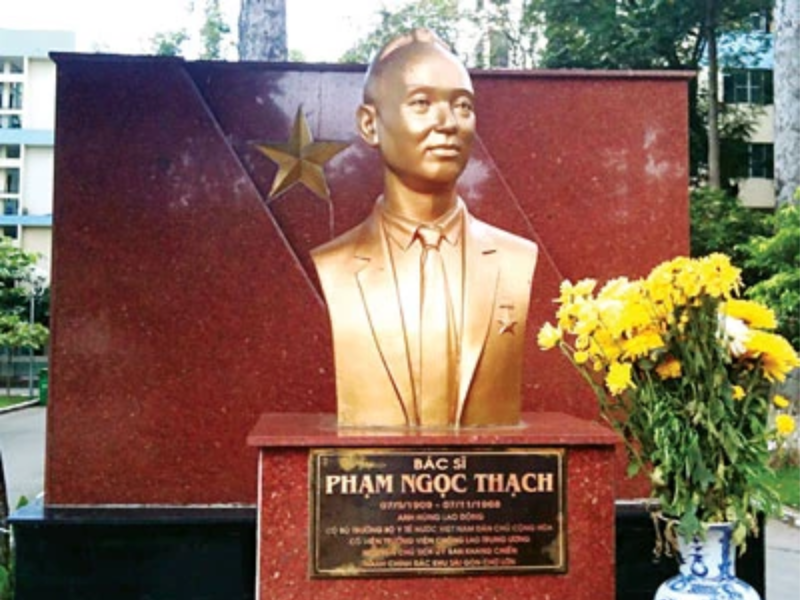 Tượng đài của Bộ trưởng Bộ y tế đầu tiên của Việt Nam Phạm Ngọc Thạch