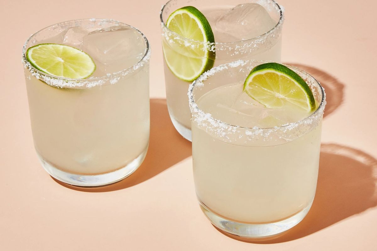 Margarita được chế biến từ rượu Tequila, nước cốt chanh và muối viền ở miệng ly