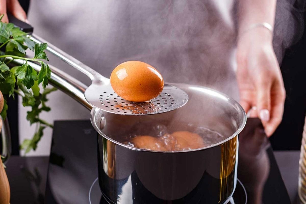  Luộc trứng lòng đào bằng bếp từ trong thời gian 4 - 5 phút