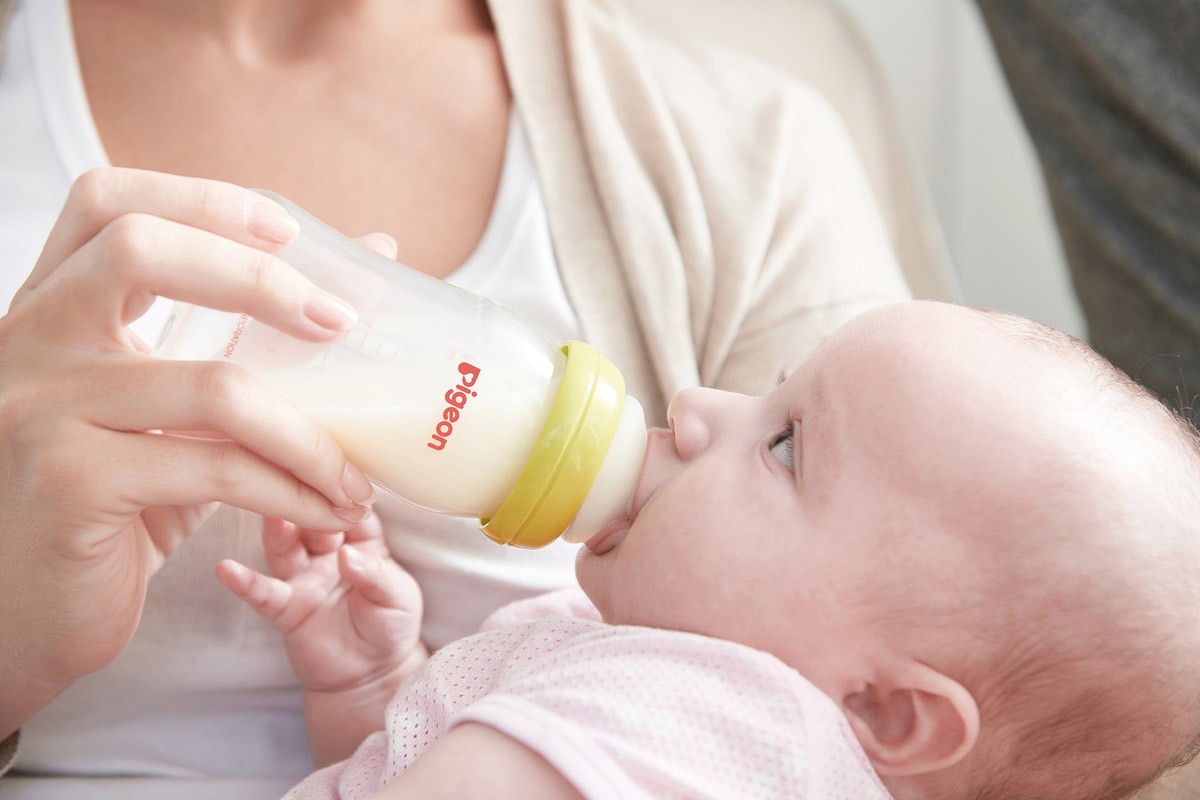   Sữa mẹ pha với sữa công thức thường bảo quản được 1 tiếng ở nhiệt độ phòng
