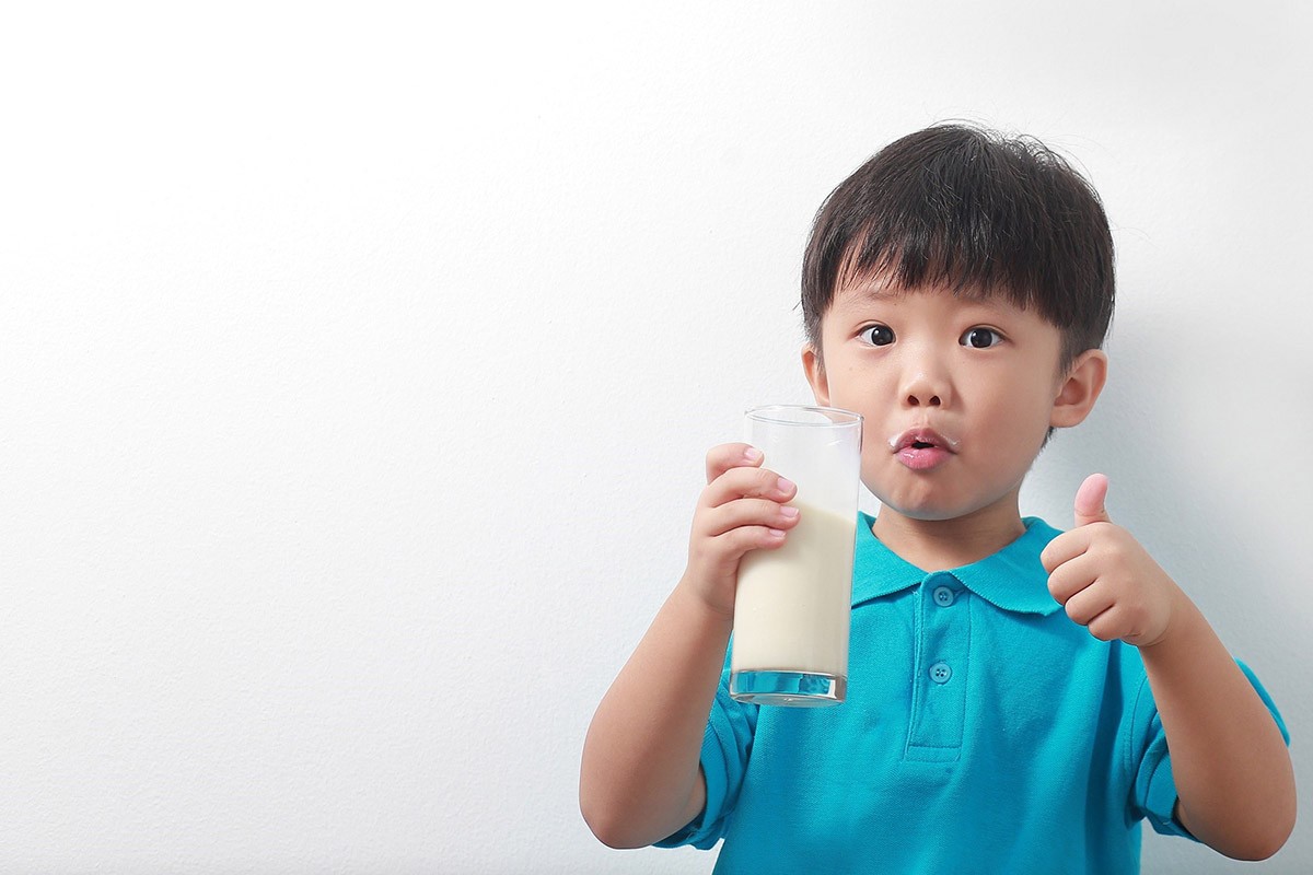  Nên chọn sữa có nhiều vitamin, khoáng chất và canxi cho trẻ trên 1 tuổi