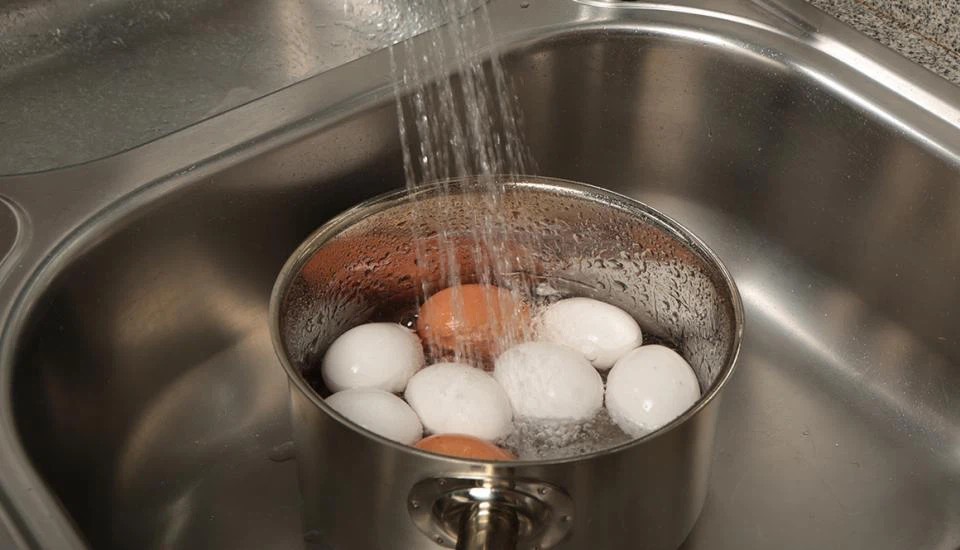 Thả trứng vào bát nước lạnh để ngăn cho trứng không chín thêm