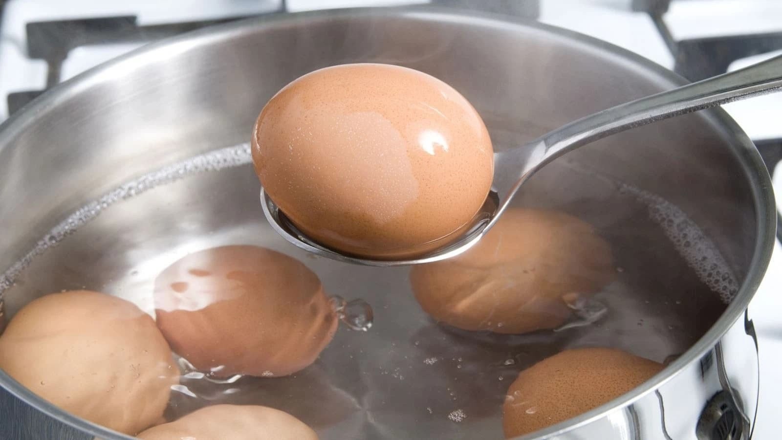 Khi nước sôi, đặt trứng vào nồi