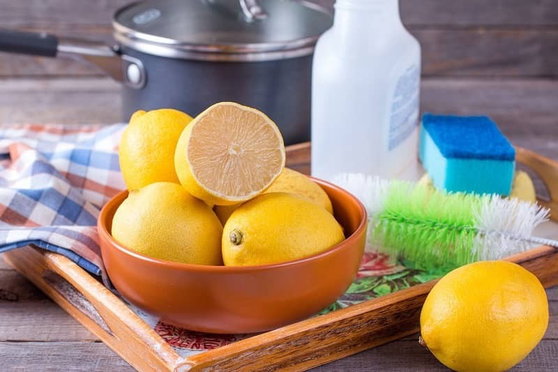 Chanh chứa axit citric tự nhiên, có khả năng loại bỏ vết bẩn