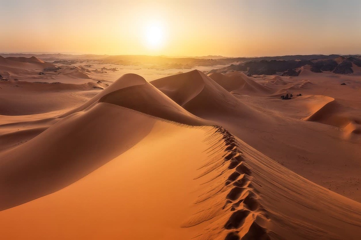 Sa mạc Sahara nổi tiếng với những thung lũng khô cằn