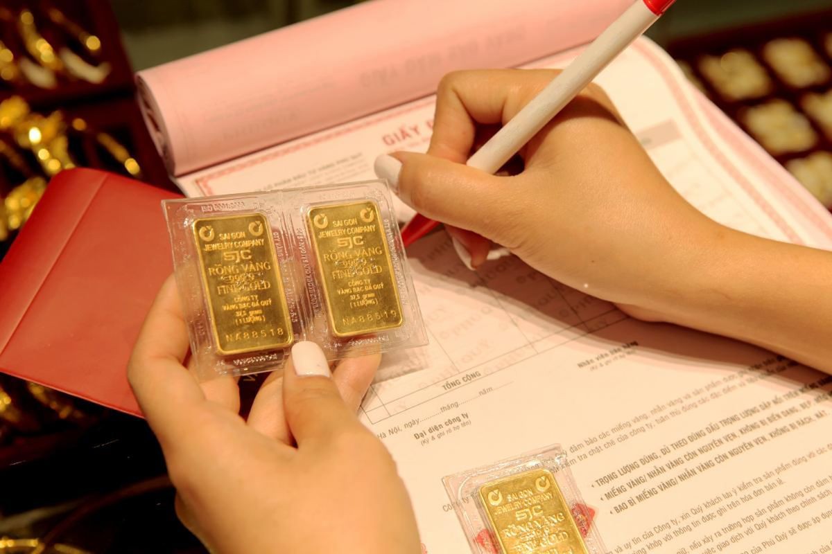 Giữ lại giấy tờ mua bán vàng sẽ giúp quá trình giao dịch sau diễn ra thuận tiện hơn
