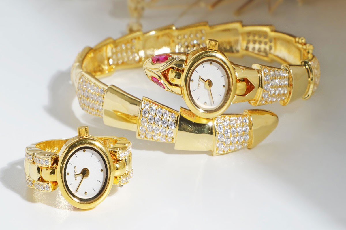 Đồng hồ đeo tay bằng vàng sang trọng