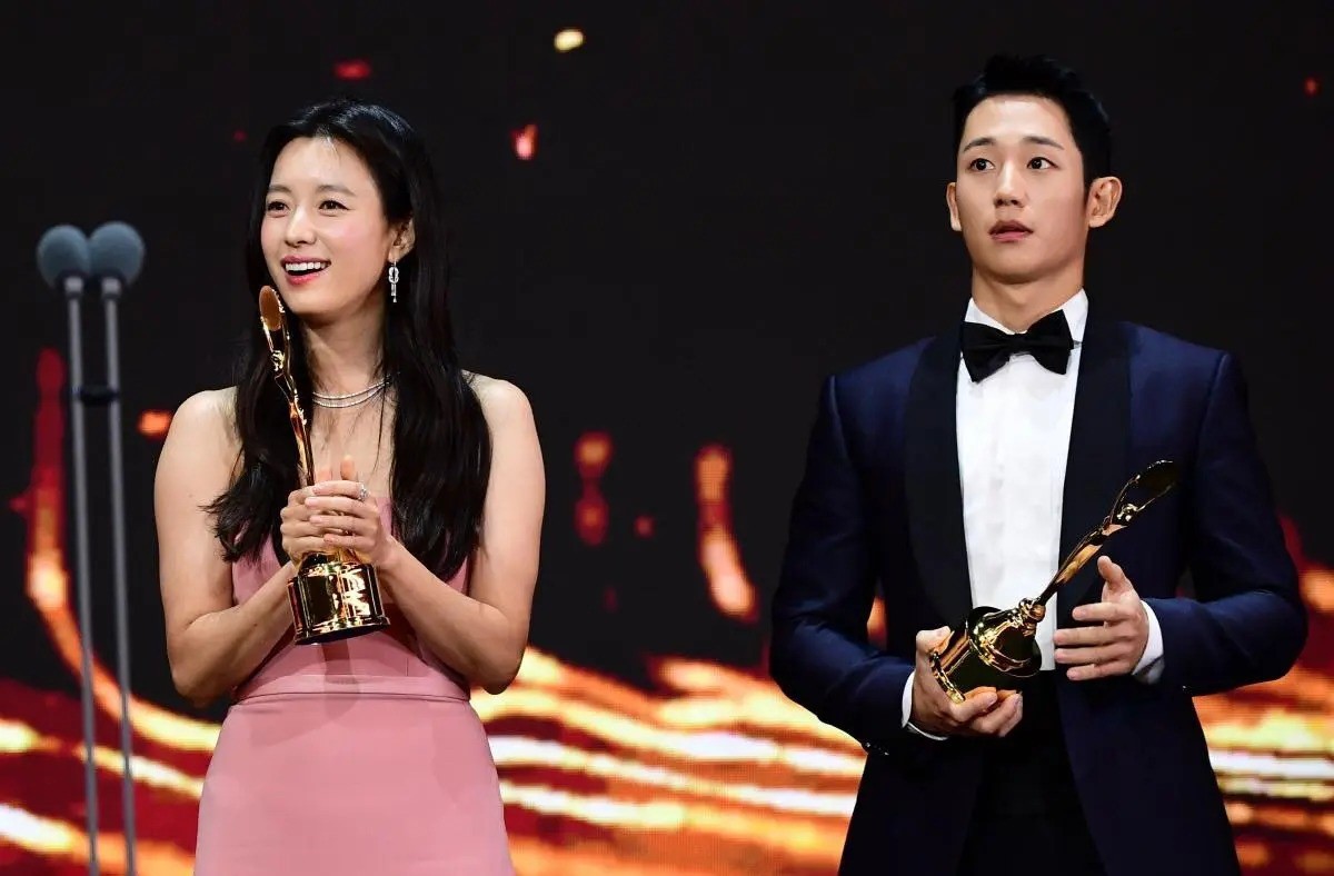 Han Hyo-joo và Jung Hae In trong buổi lễ nhận giải Rồng Xanh