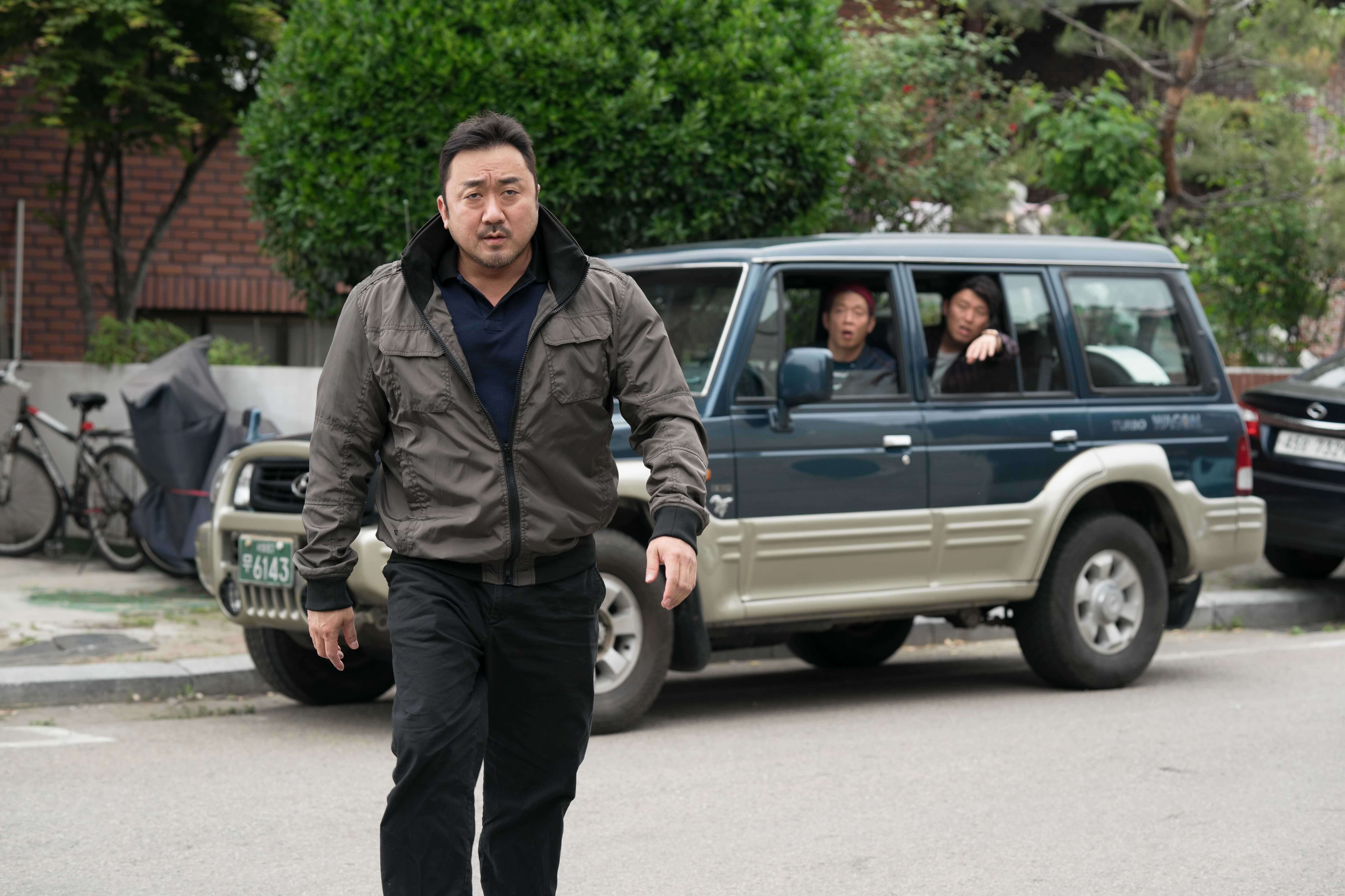 Ma Dong-Seok dễ dàng hóa thân vào vai diễn Dong Chul trong Găng tơ tái xuất