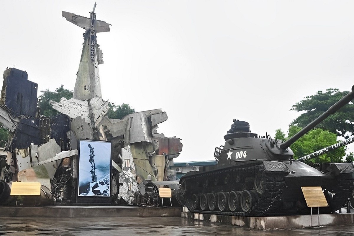 Tượng đài được xây dựng từ xác những chiếc máy bay B52 tại Bảo tàng Lịch sử quân sự Việt Nam