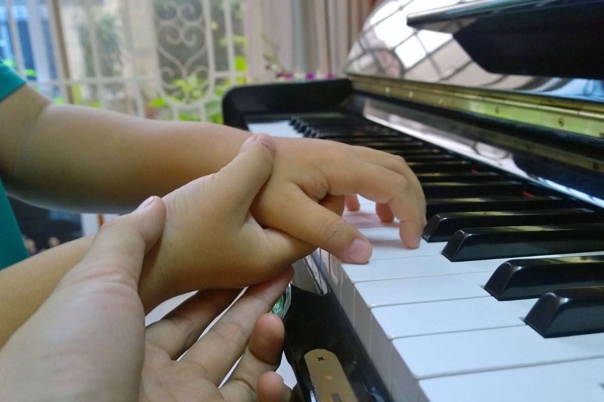 Cách đánh đàn piano theo số yêu cầu người học dành thời gian để làm quen với thao tác trên phím