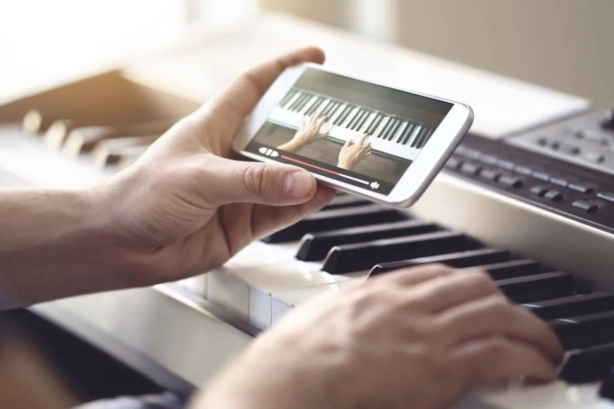 Học cách đánh đàn piano theo số qua video hướng dẫn được nhiều người ưa chuộng