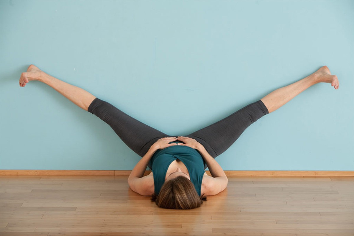 Động tác Wall yoga dễ thực hiện cho một số người mới