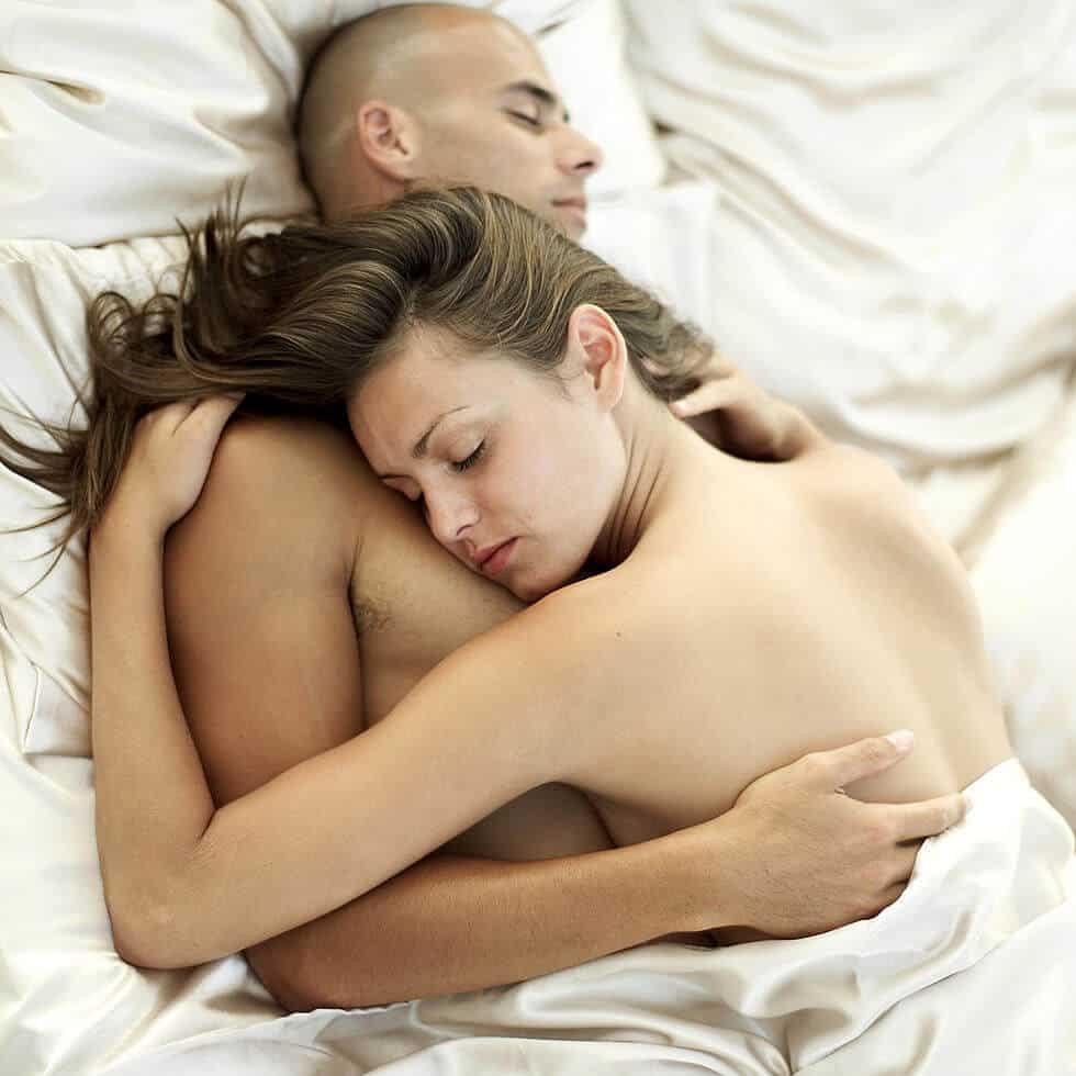 Không mặc quần áo đi ngủ có thể cải thiện quan hệ vợ chồng