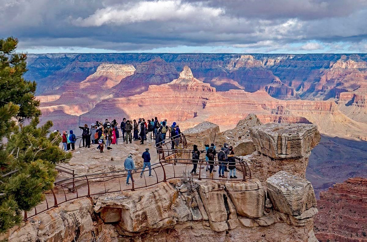 Du khách sẽ chứng kiến những vách đá sừng sững với đủ màu sắc khi tới Grand Canyon