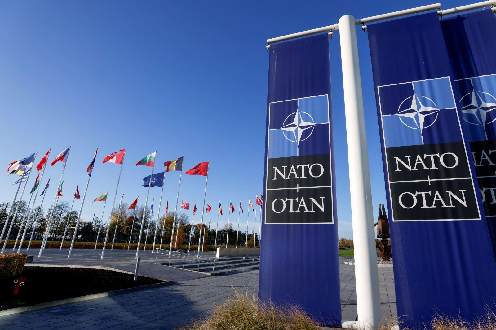 Thế kỷ 20 bắt đầu từ năm nào - Tổ chức NATO được thành lập vào giữa thế kỷ 20