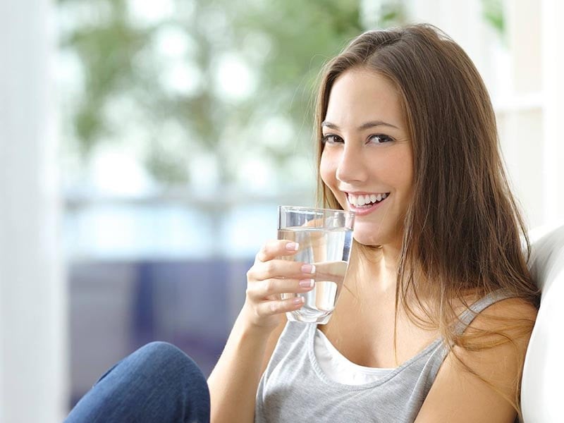 Bạn nên uống một cốc nước lạnh để giảm triệu chứng nấc cụt