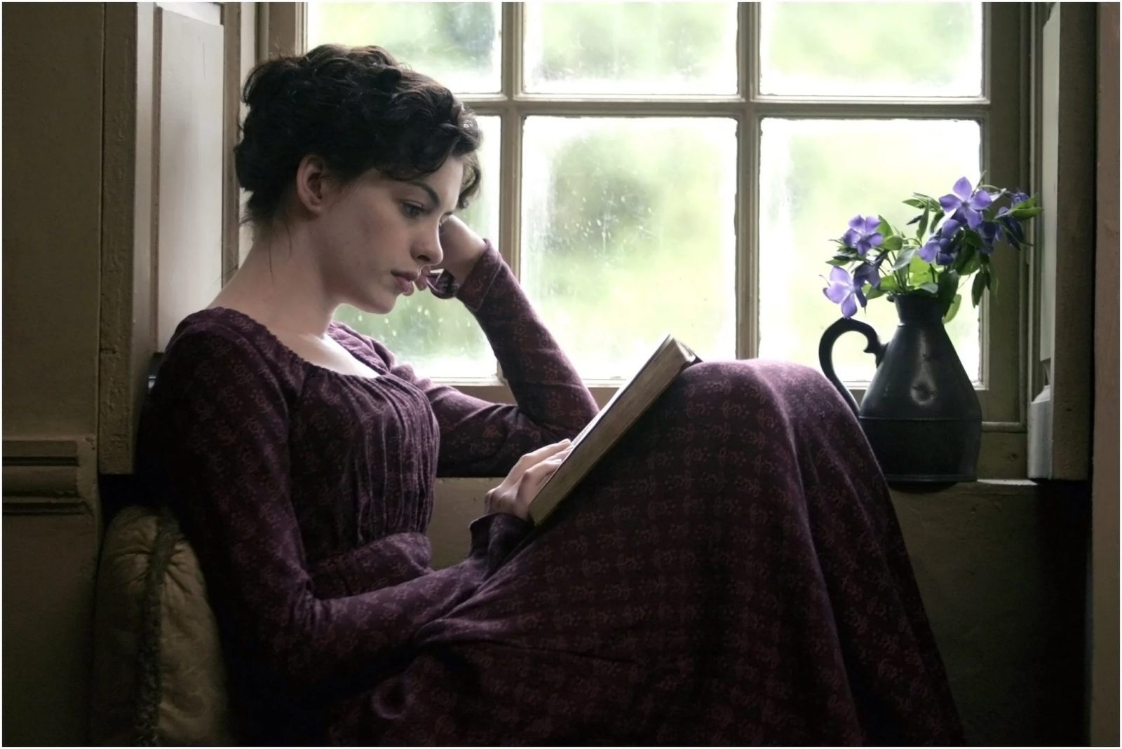Anne vào vai nhà văn Jane Austen trong “Chuyện tình của Jane”