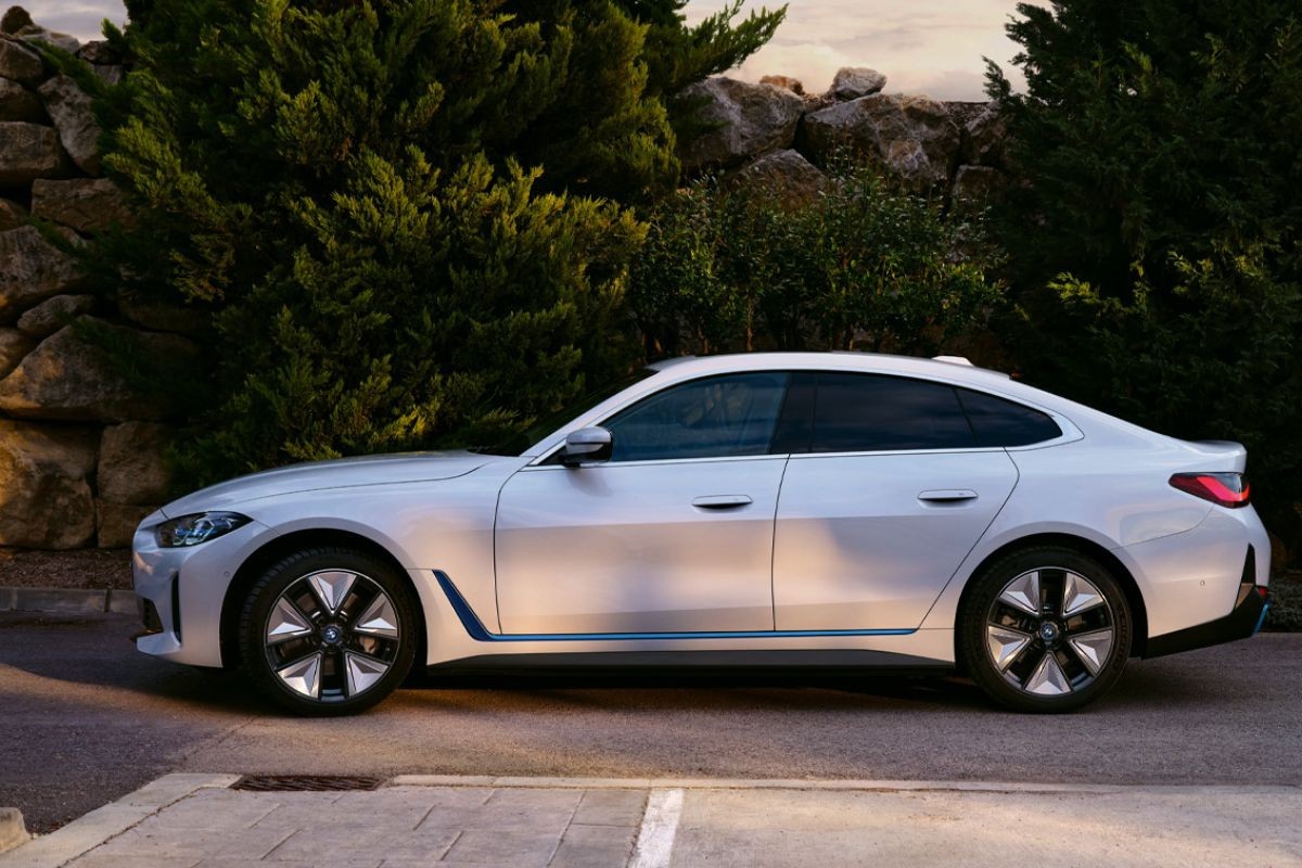BMW i4 là mẫu sedan điện hiệu suất cao với sự kết hợp hoàn hảo giữa phong cách lái xe thể thao