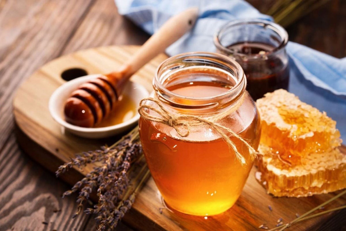Bôi mật ong lên vết thương là cách chữa ong đốt hết sưng nhanh nhất phổ biến được nhiều người ứng dụng