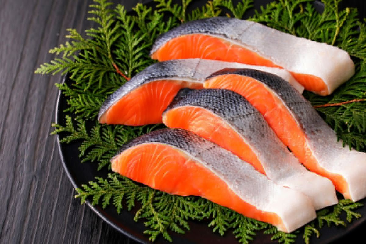 Cá hồi là một loại cá giàu protein và chất béo lành mạnh