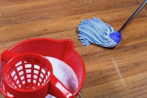 Nếu sàn bếp bám nhiều dầu mỡ, hãy thêm một ít baking soda và giấm trắng vào nước lau nhà.