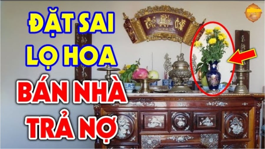 Đặt lọ hoa trên bàn thờ bên trái hay phải mới đúng