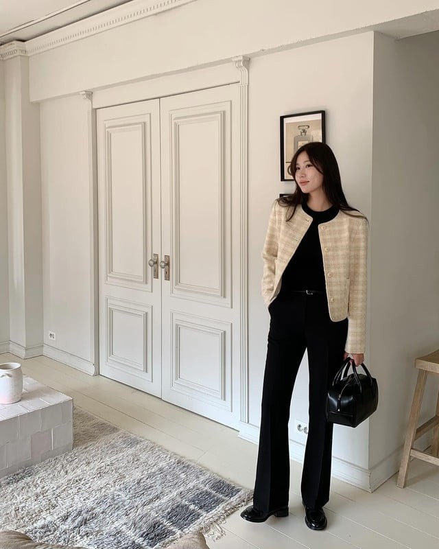 Bộ trang phục này thanh lịch và chỉn chu, với áo khoác cổ tròn, áo thun đen và quần âu đường ly giữa.