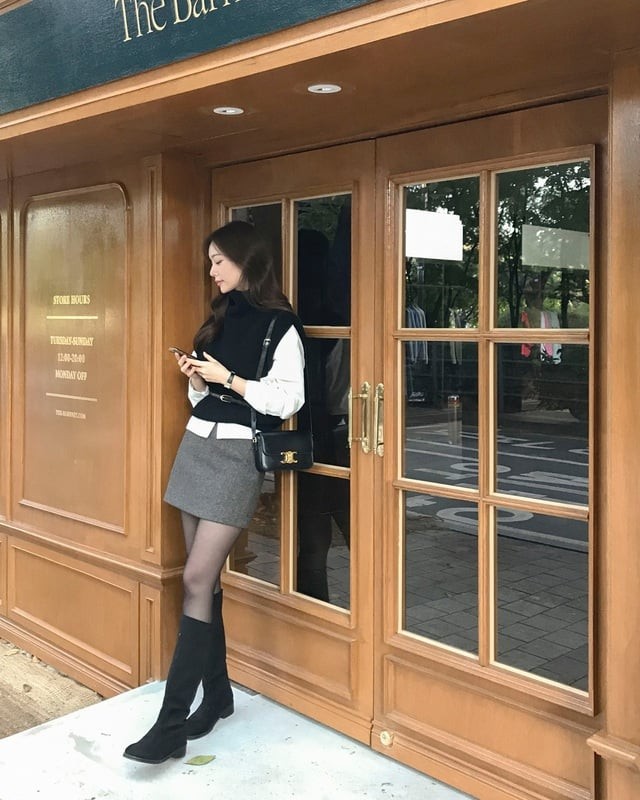 Set đồ này mang đến sự trẻ trung và thanh lịch.