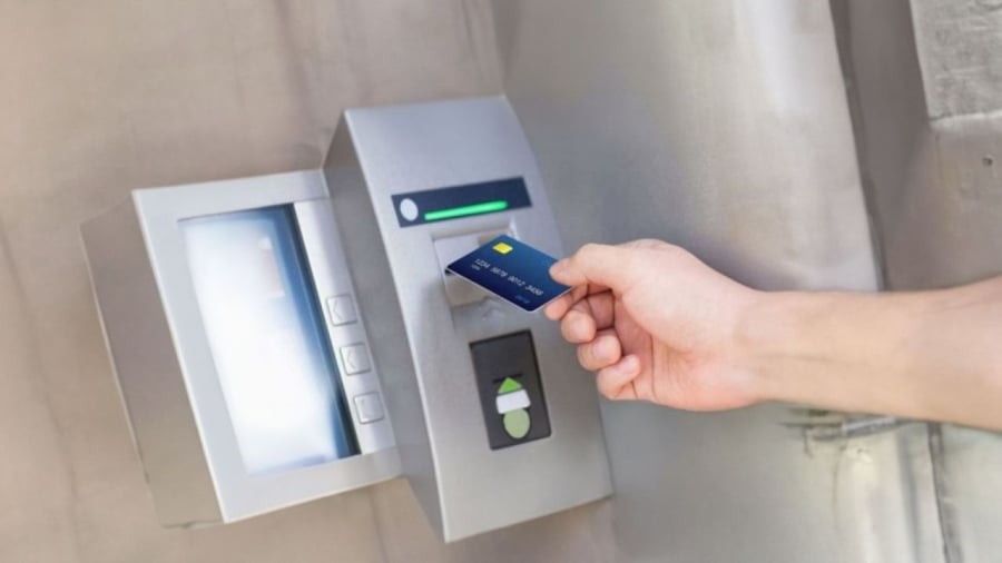 Khi đi rút tiền tại cây ATM cần cẩn trọng tránh bị kẻ gian lợi dụng