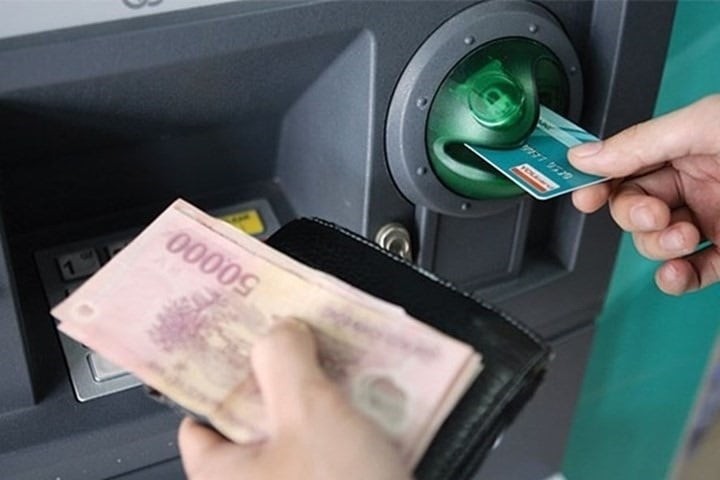 Hạn mức rút tiền qua thẻ ATM thay đổi: Người dân được rút tối đa bao nhiêu tiền/ngày?