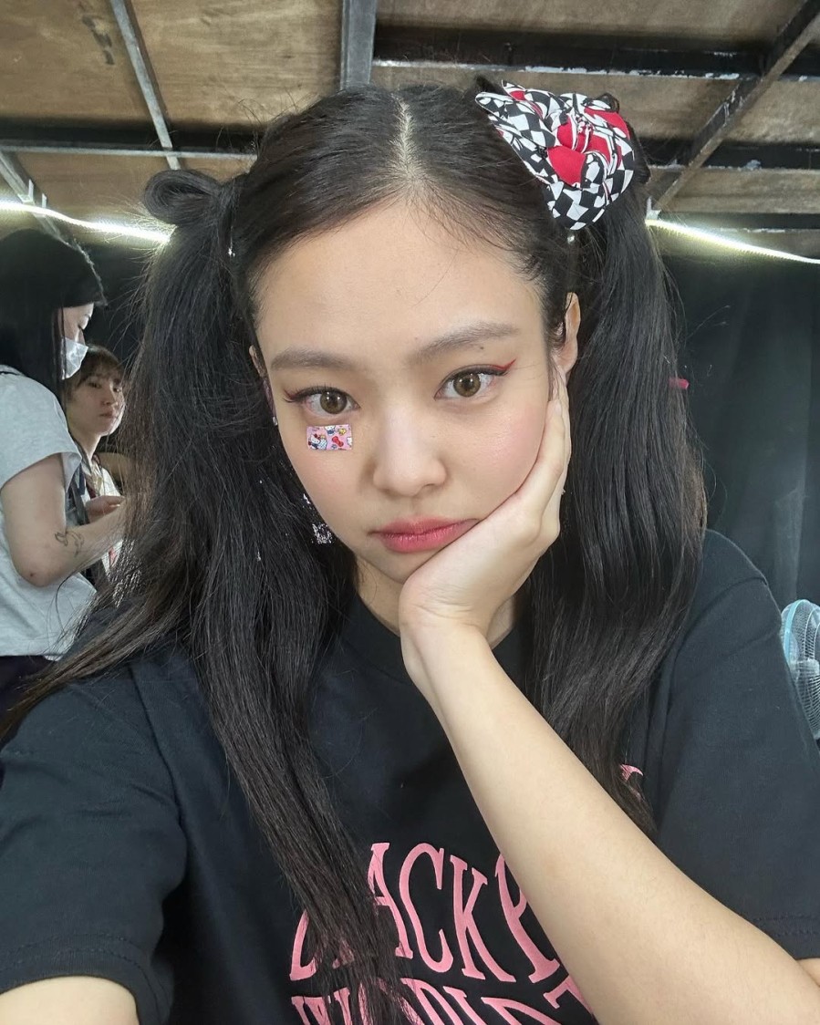 Jennie (BLACKPINK) cũng là idol tích cực lăng xê phong cách này, biến nó thành một xu hướng không thể bỏ lỡ.