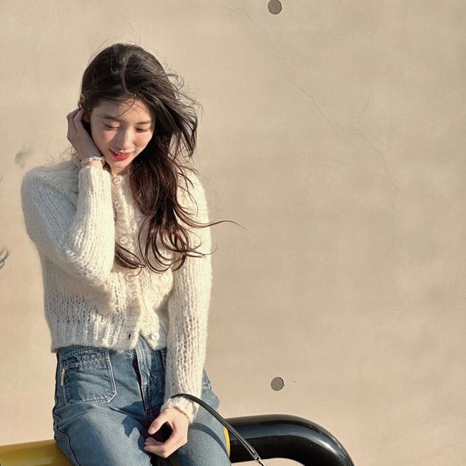  Suzy còn rất tinh tế trong việc kết hợp áo trắng cùng quần jeans xanh để tạo vẻ ngoài trẻ trung