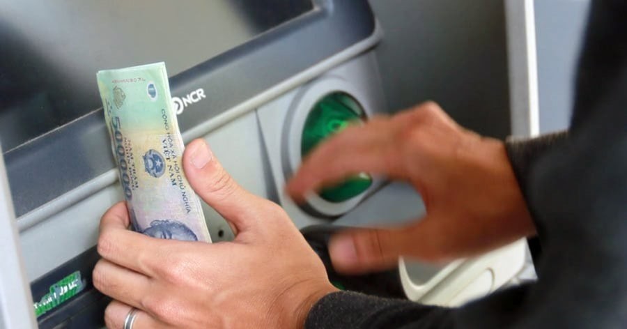 Trường hợp nào bị khóa thẻ ATM dừng giao dịch