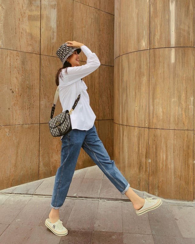 Cặp đôi áo sơ mi trắng và quần jeans ống đứng luôn là lựa chọn an toàn mà hiệu quả.
