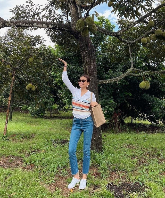 Phạm Thanh Hằng kết hợp với sneaker trắng đế bệt mang lại vẻ ngoài năng động, tươi mới.