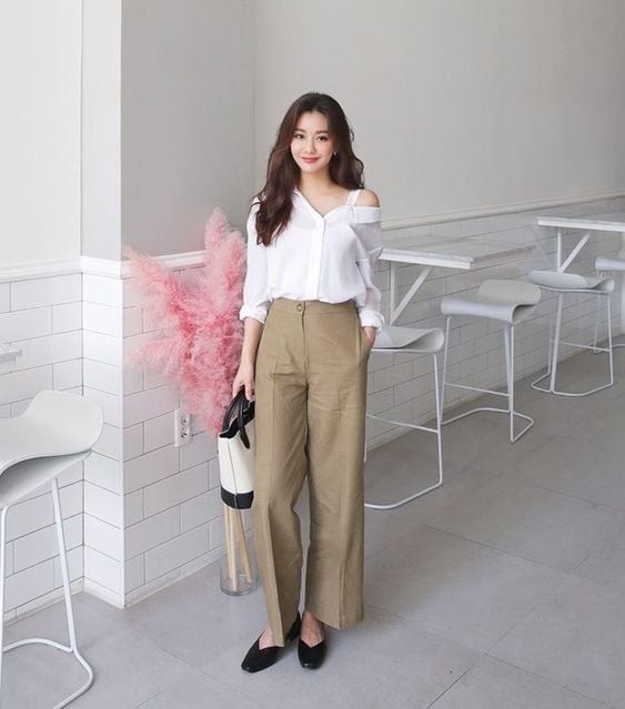 Quần culottes với kiểu dáng rộng rãi là lựa chọn hoàn hảo cho những ngày thời tiết ẩm ướt.