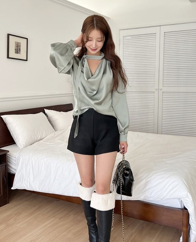  Hãy kết hợp áo blouse cùng quần short để có diện mạo trẻ trung nhưng vẫn thanh lịch.