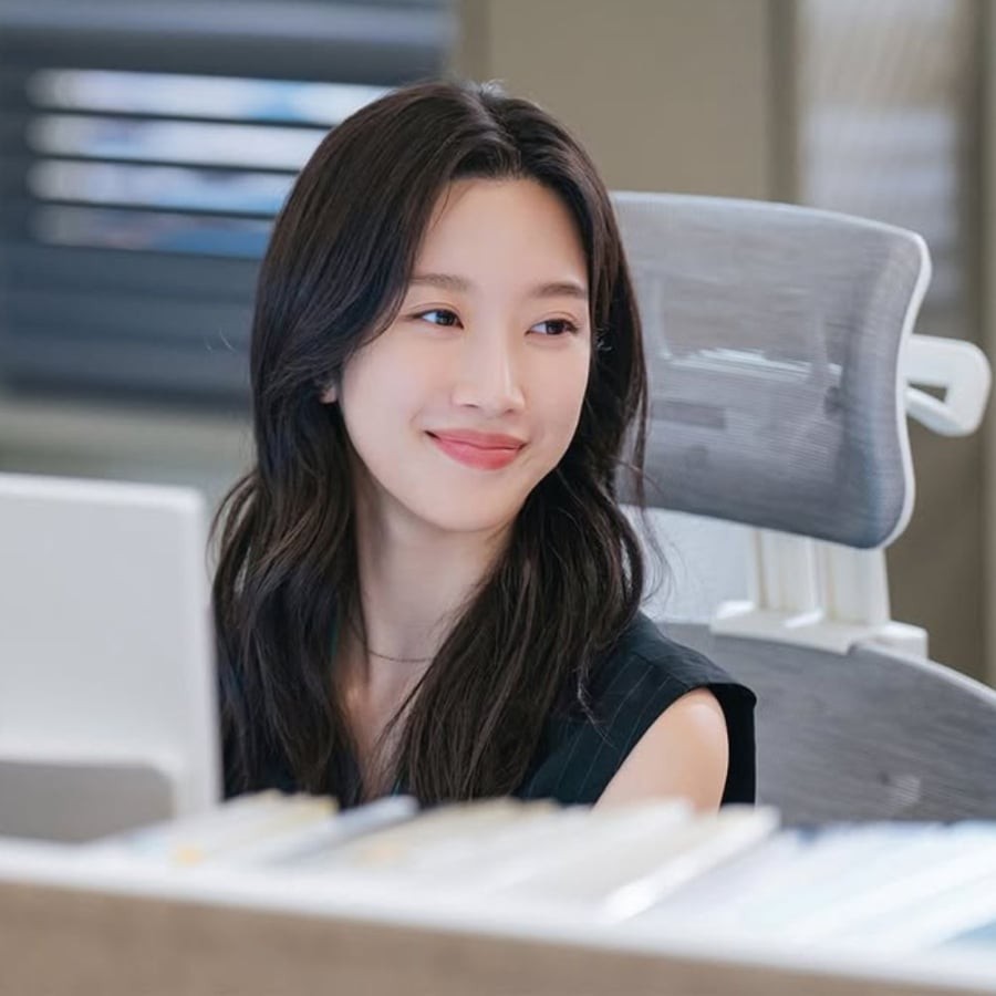 Moon Ga-young xuất hiện với vẻ ngoài chỉn chu, thanh lịch